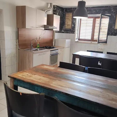 Pulp Fiction Hostel *